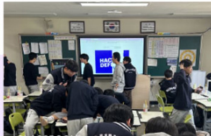 교실에서 미션을 수행하는 학생